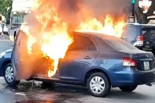 Ô tô con cháy rụi sau khi va chạm với xe ô tải