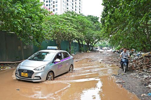 Vì sao đoạn đường cạnh loạt dự án chung cư lầy lội suốt 10 năm?