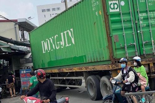 Xe container nổ lốp, lao vào quán cơm ở TP.HCM