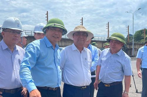 Bộ trưởng Lê Minh Hoan kiểm tra công tác xả lũ Nhà máy thủy điện Hòa Bình