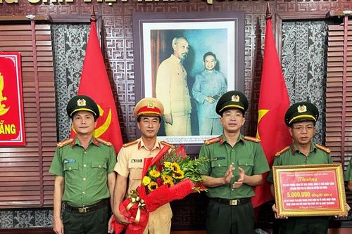 Thưởng nóng thành tích phá án, làm rõ vụ đưa người Trung Quốc nhập cảnh trái phép