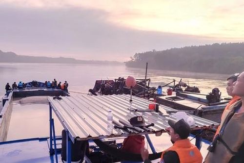 Bắt 12 đối tượng khai thác cát trái phép ở huyện Cần Giờ
