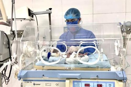 Trẻ sinh non xuất huyết não, rối loạn đông máu nguy kịch sống sót diệu kỳ