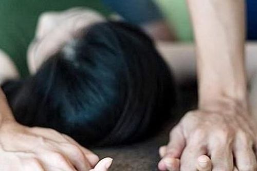 Ngủ nhờ phòng anh hàng xóm, cô gái tuổi 18 bị hiếp dâm