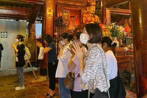 'Lợn vàng' đua nhau đến Văn Miếu cầu may trước ngày thi lớp 10