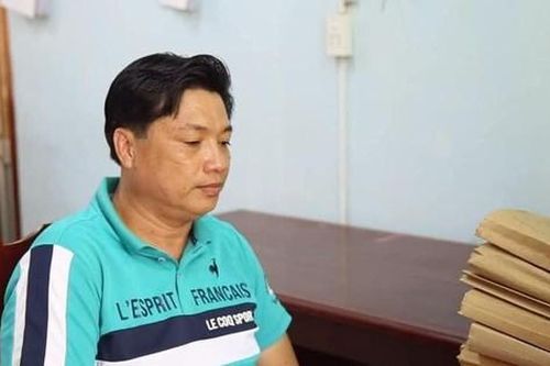 Giám đốc công ty khai thác cát đánh kiểm sát viên tới tấp tại điểm dừng đèn đỏ