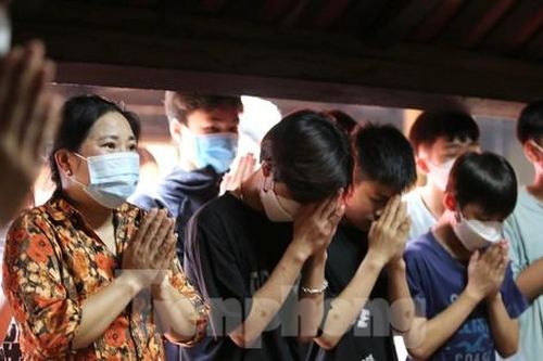 Sĩ tử hồi hộp, nô nức đi chùa cầu may trước kỳ thi tuyển sinh vào lớp 10