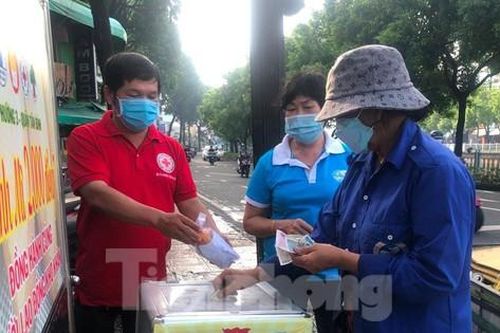 Bánh mì thịt, tô cháo... 1.000 - 2.000 đồng ấm lòng thời bão giá