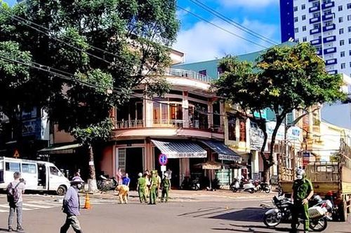 Gia Lai: Xe tải va chạm xe khách, 4 người bị thương