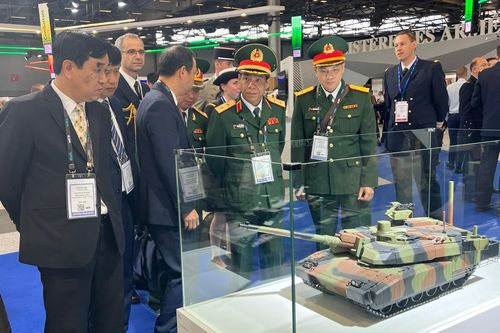 Việt Nam tham dự Triển lãm vũ khí lục quân EUROSATORY