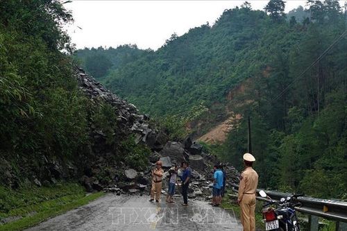 Yên Bái: Sạt lở gây ách tắc giao thông trên Quốc lộ 32