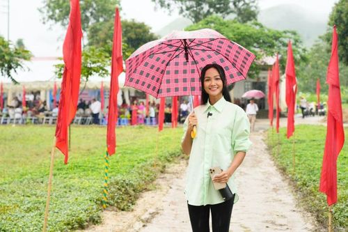 Bận rộn với vai trò giám khảo Miss Universe, H'Hen Niê vẫn dành thời gian làm điều đặc biệt