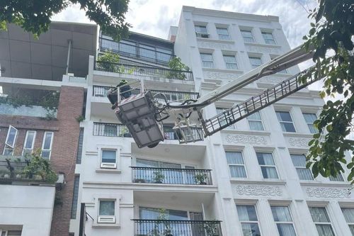 Khách sạn Shining Central ở Hà Nội bốc cháy, dùng xe thang giải cứu khách tây bị mắc kẹt