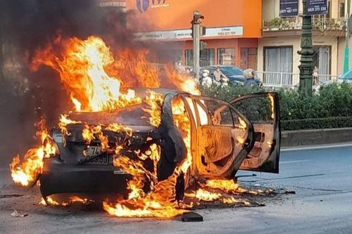 Ôtô bốc cháy ngùn ngụt sau va chạm giao thông