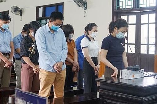 Nâng giá thiết bị để bòn rút ngân sách