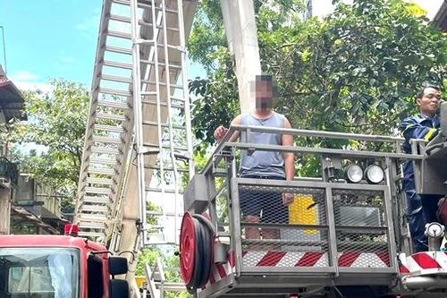 Cháy khách sạn phố cổ, Cảnh sát dùng xe thang đưa khách ra ngoài