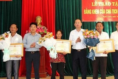 Trao bằng khen cho các công dân cứu sống 2 em nhỏ đuối nước