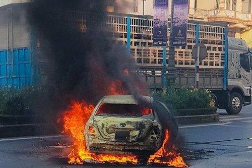 Điều tra nguyên nhân 'xế hộp' cháy trơ khung trên QL1