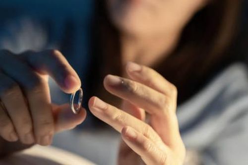 'Chồng cũ muốn đưa bạn gái mới đi nghỉ cùng đại gia đình trong đó có tôi'