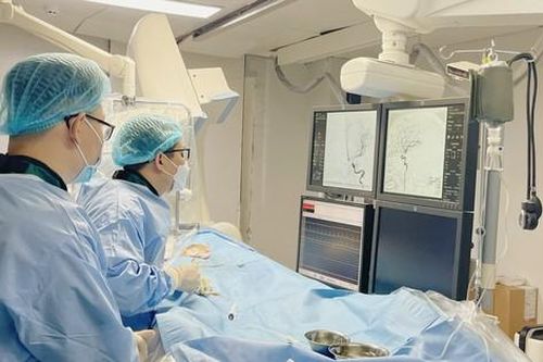 Sau 2 tiếng nghỉ trưa, người đàn ông bất ngờ bị hôn mê, liệt nửa người