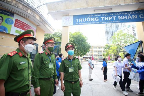 Công an Hà Nội đội nắng đảm bảo ANTT các điểm thi