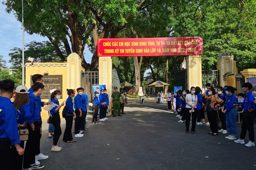 Sắc phục cảnh sát hòa màu áo tình nguyện trong ngày đầu kỳ thi tuyển sinh THPT năm 2022