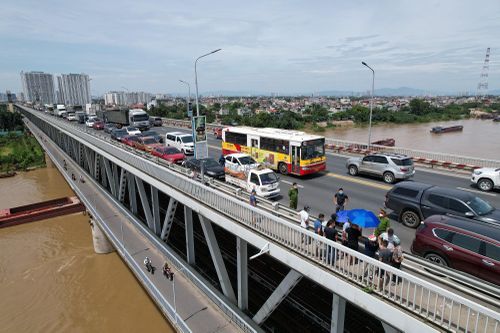 Đường vành đai 3 ùn ứ vì vụ tự tử trên cầu Thăng Long