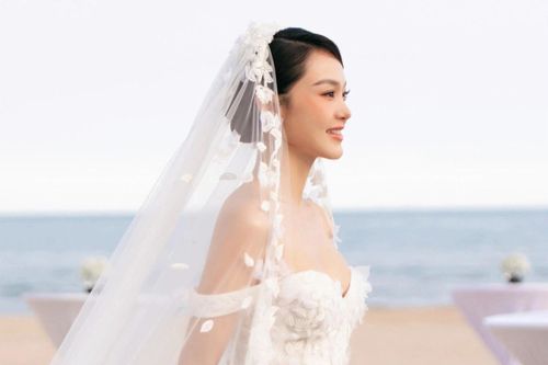 Minh Hằng thử váy cưới