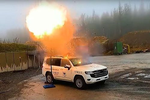 Toyota Land Cruiser 2022 bọc thép 'ăn' 15 kg thuốc nổ... vẫn y nguyên