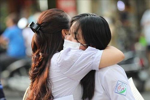 Phụ huynh 'tiếp lửa' cho con trong ngày thi đầu tiên vào lớp 10 Hà Nội
