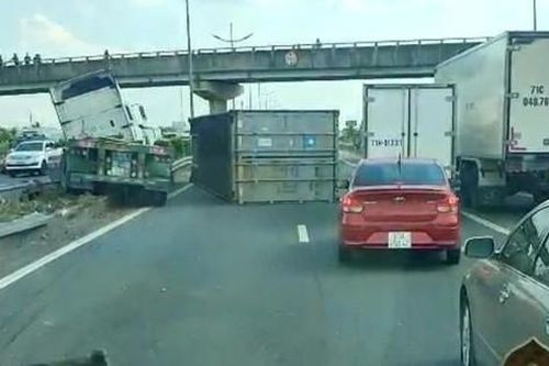 Xe đầu kéo mất kiểm soát tông sập trụ đèn chiếu sáng trên cao tốc TP Hồ Chí Minh - Trung Lương