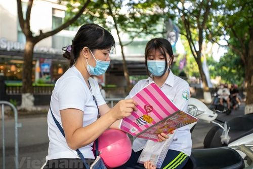 Thí sinh, phụ huynh hồi hộp khi môn thi đầu tiên vào lớp 10 bắt đầu