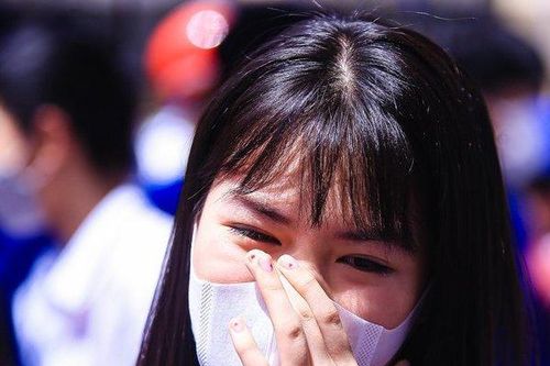 Hà Nội: Thí sinh bật khóc sau khi thi môn Ngữ văn vào lớp 10