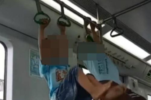 Hai bé trai leo trèo, đánh đu trên tàu Cát Linh - Hà Đông, thái độ của người lớn đi cùng gây bức xúc
