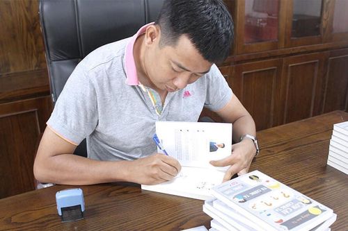 Từng thi THPT chỉ được 10,5 điểm, nhà văn Hoàng Anh Tú nhắn nhủ sĩ tử