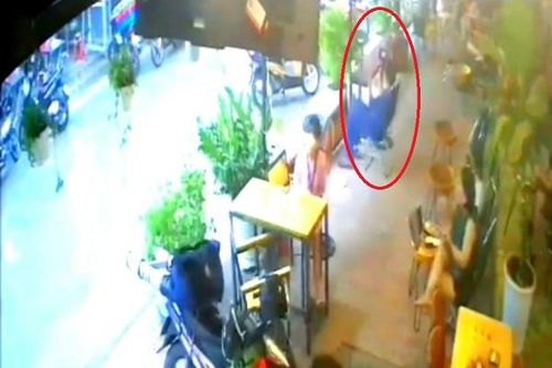 TP HCM: Đang uống cà phê, một người bị sét đánh chết