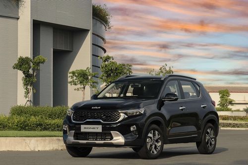 Tháng cuối cùng ưu đãi 50% phí trước bạ, Kia Sonet vượt hẳn doanh số Toyota Raize