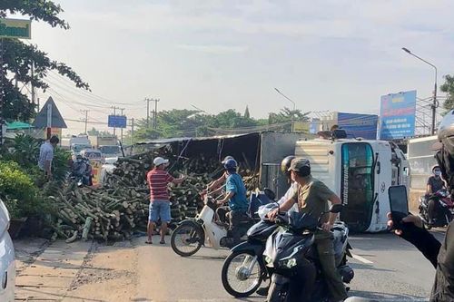 Xe tải chở gỗ lật ngang, gây kẹt xe trên quốc lộ 1