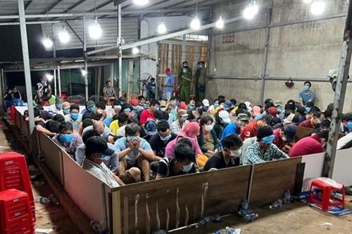 Hàng trăm con bạc sát phạt, thu giữ tiền tỷ tại sòng