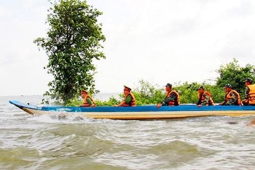 Chặn buôn lậu vùng biên mùa nước nổi