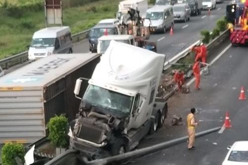 Lật xe đầu kéo, rơi container trên cao tốc TP Hồ Chí Minh-Trung Lương