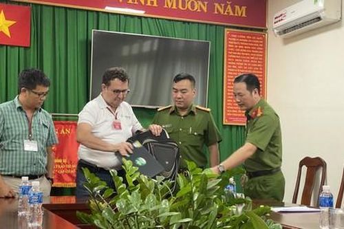Công an TPHCM trao trả tài sản cho khách nước ngoài bị tài xế Grab chiếm đoạt