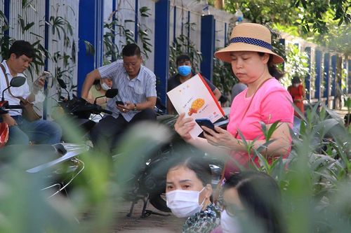 Phụ huynh Hà Nội đội nắng chờ con thi vào lớp 10