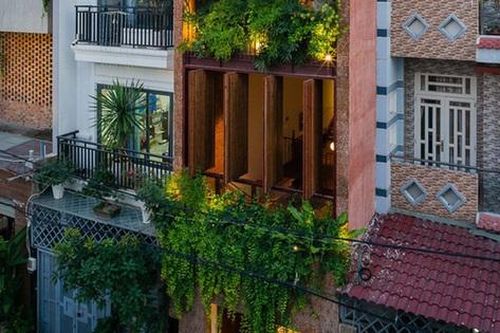 Ấn tượng với ngôi nhà như đang 'thở' với hệ thống cửa xoay và vườn cây xanh mát