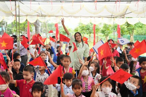 Hoa hậu H'hen Niê tặng sách cho học sinh miền núi