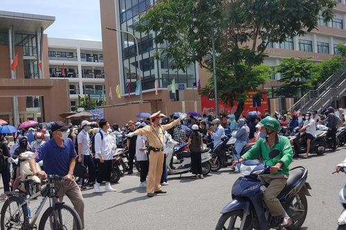 Cảnh sát giao thông Thủ đô 'đội nắng', hướng dẫn thí sinh ra về sau khi kết thúc môn thi cuối cùng