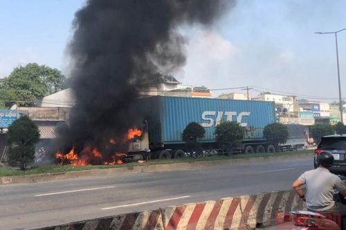 Xe container bốc cháy ngùn ngụt trên quốc lộ 51
