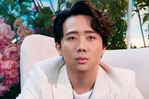 Liên tục làm điều này với Hoa hậu Thùy Tiên rồi Á hậu Hoàng Oanh, Trấn Thành bị chê kém duyên