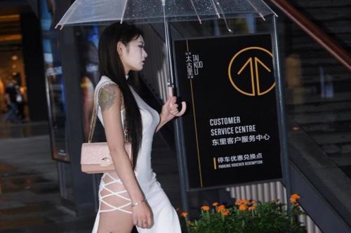 Mỹ nữ vô danh tự tin diện chiếc váy đi chơi đêm 'khi đi hết mình, khi về hết hồn'