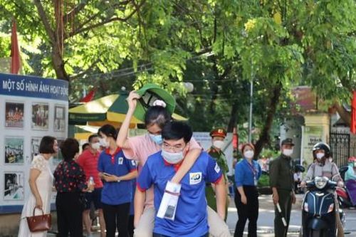 Thanh niên, sinh viên tình nguyện cháy hết mình cho mùa thi